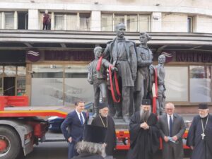 Постављена композиција „Чика Сима са сирочићима“ на зграду Задужбине Симе А. Игуманова