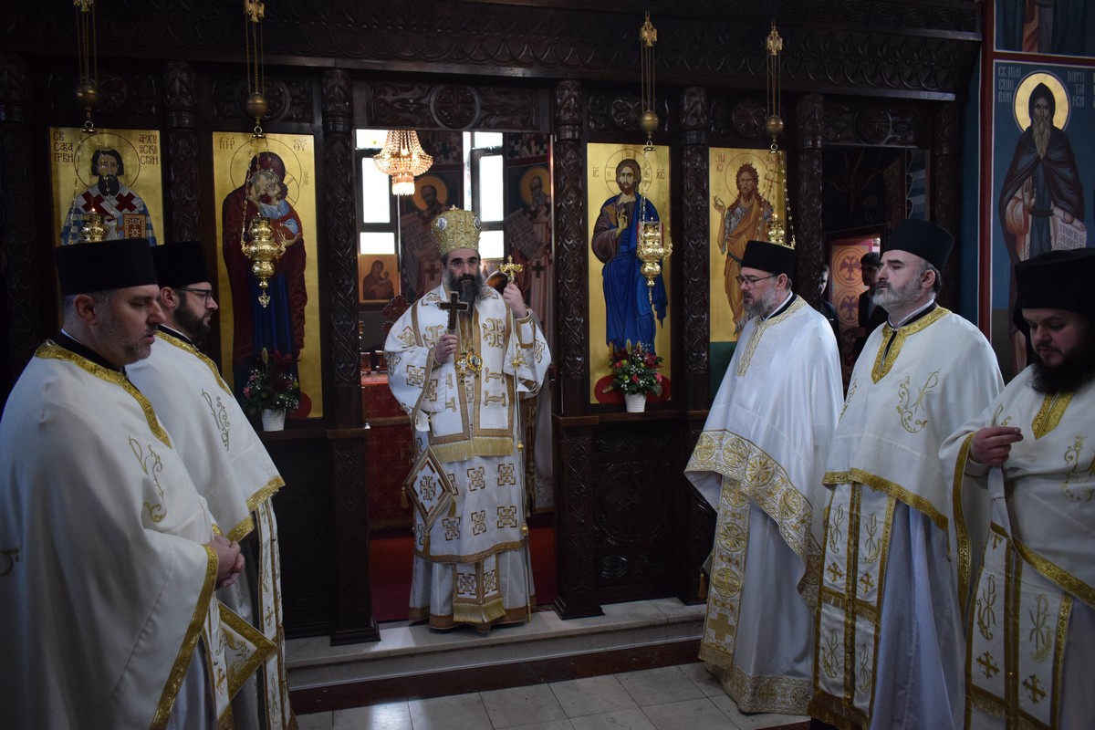 Архиепископ и Митрополит нишки Г. Арсеније служио у храму Васкрсења Христовог при Богословији